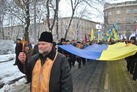 Учасники ходи несуть прапор України