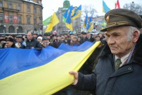 Учасники ходи несуть прапор України