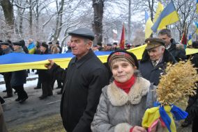 Учасники ходи несуть прапор України