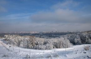 Kind on a snow-bound park