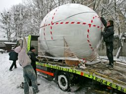 Lading of big Easter eggs