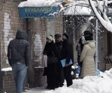 Предприниматели возле налоговой инспекции