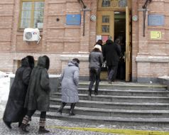 Предприниматели возле налоговой инспекции