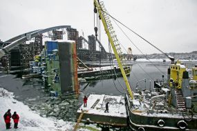 Fallen in the Dnipro floating crane repair by spring