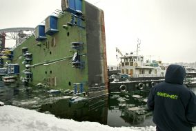 Fallen in the Dnipro floating crane repair by spring