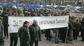 The participants of the mass meeting hold a placard