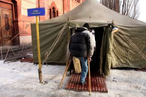 Инвалид заходит в пункт обогрева