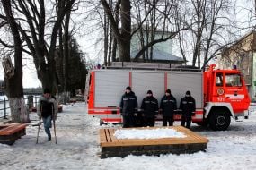 Сотрудники МЧС смотрят на инвалида