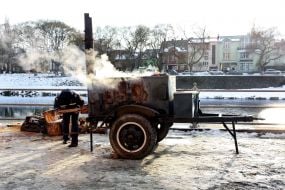 Сотрудник МЧС на полевой кухне
