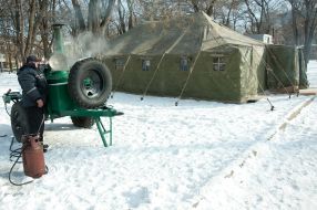Сотрудники МЧС на полевой кухне