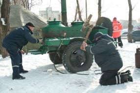 Сотрудники МЧС на полевой кухне