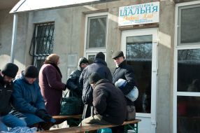 Turn near an eleemosynary dining-room