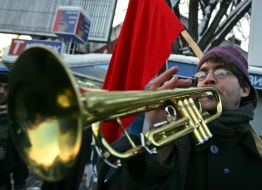 Учасник акції грає на трубі