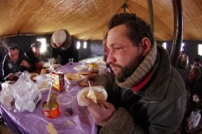 Мужчина ест суп