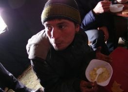 Мужчина ест суп