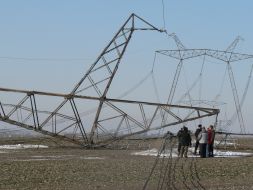 Упавшая опора магистральной линии
