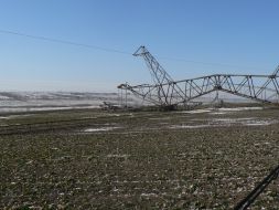 Упавшая опора магистральной линии