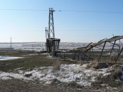 Упавшая опора магистральной линии