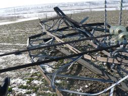 Разобранная опора магистральной линии