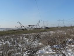 Упавшая опора магистральной линии