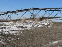 Упавшая опора магистральной линии