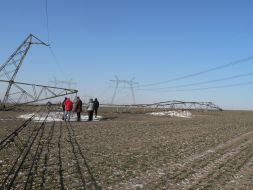 Упавшая опора магистральной линии