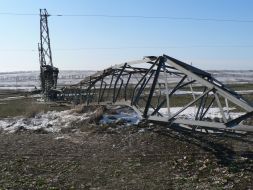 Упавшая опора магистральной линии