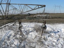 Упавшая опора магистральной линии