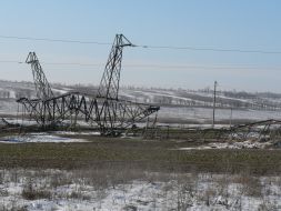 Упавшая опора магистральной линии