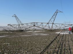Упавшая опора магистральной линии