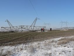 Упавшая опора магистральной линии