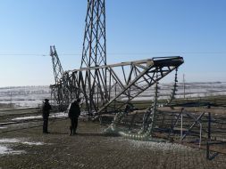 Упавшая опора магистральной линии