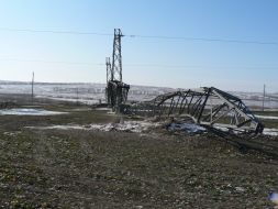Упавшая опора магистральной линии