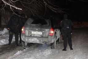 Бійці спецпідрозділу "Сокіл" сідають в автомобіль