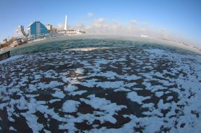 Snow on to the embankment