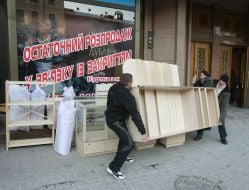 Businessmen take away the empty shelvings