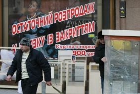 Businessmen take away the empty shelvings