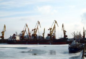 Замерзла прибережна смуга моря в Одеському порту