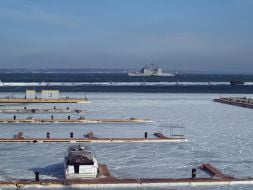 Замерзла прибережна смуга моря в Одеському порту
