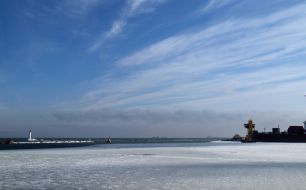 Замерзла прибережна смуга моря в Одеському порту