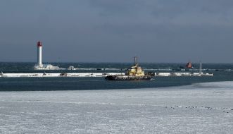 Frozen off-shore bar exterminating in Odessa port