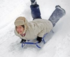 Мальчик катается на санках