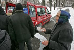 Movable point of distribution of warm clothes and meal