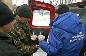 Movable point of distribution of warm clothes and meal