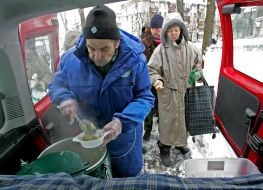 Movable point of distribution of warm clothes and meal