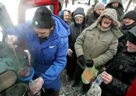 Movable point of distribution of warm clothes and meal