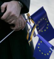 Флаги Евросоюза и ленточка с украинской символикой