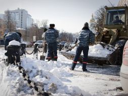 Милиционеры убирают снег