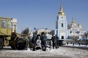 Милиционеры убирают снег