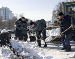 Милиционеры убирают снег